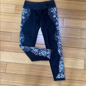 Fabletics crop workout leggings - medium